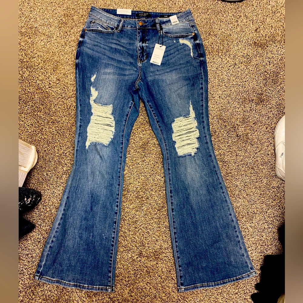 They are NWT. Regular fit.